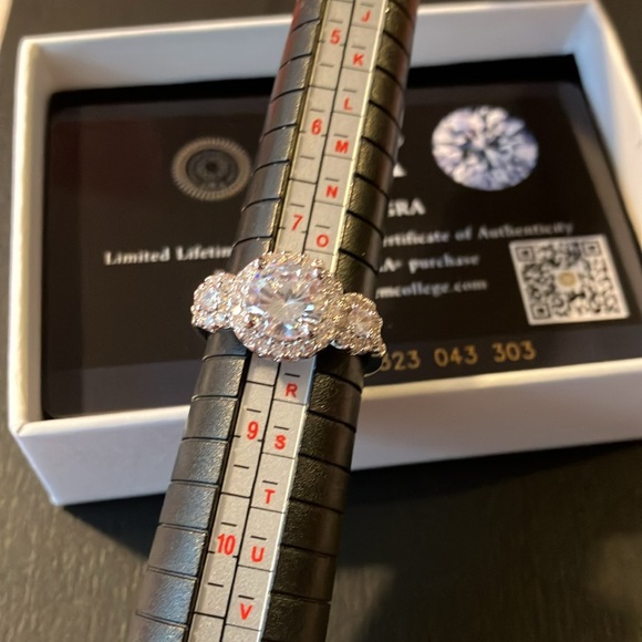 2.5cttw - 3 Halo - Moissanite Wedding Ring 2CT VVS1
Main Stone,925 Silver - Picture 5 of 5